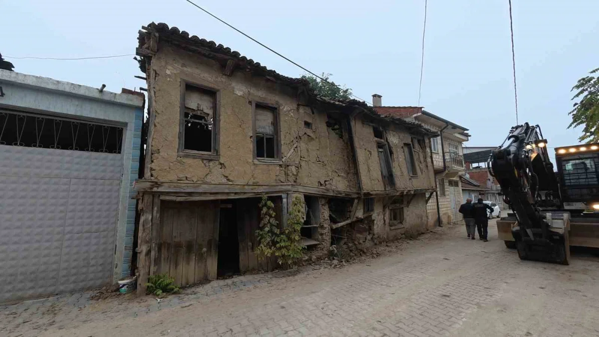 Yenişehir'de tehlike arz eden metruk binalar tek tek yıkılıyor 1