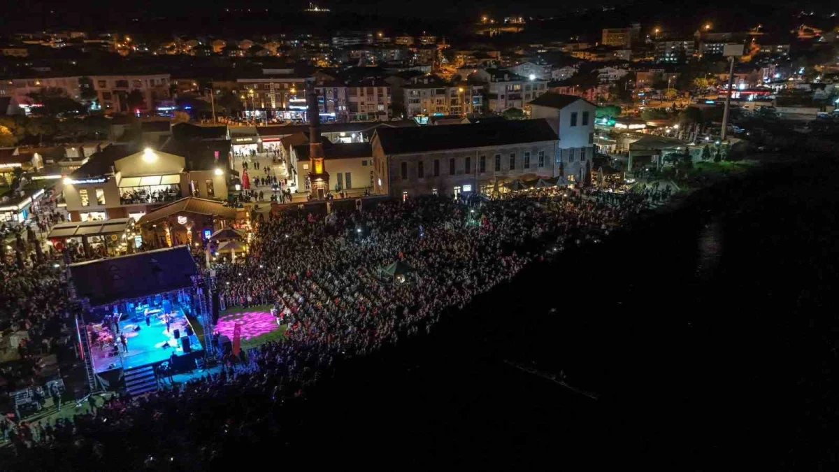 Ayvalık'taki 21. Uluslararası Zeytin Hasat Festivali'nde Feridun Düzağaç sahne aldı 3