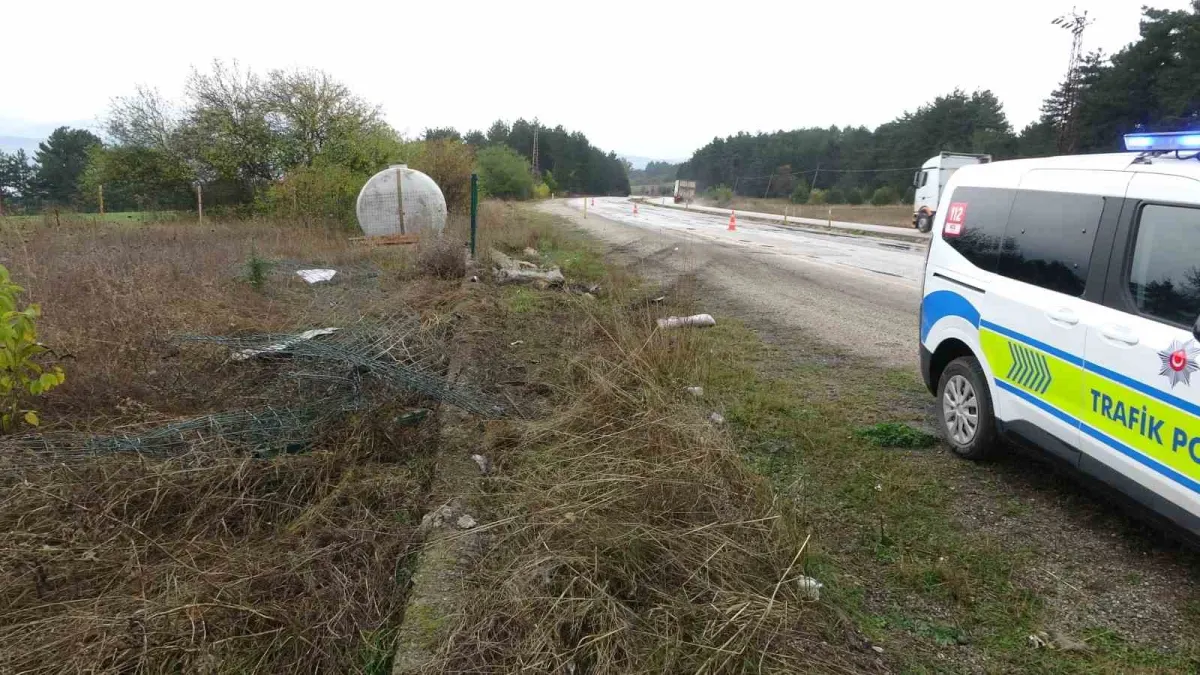 Kastamonu'da kayganlaşan yolda şarampole yuvarlanan hafif ticari araçtaki 3 kişi yaralandı 5