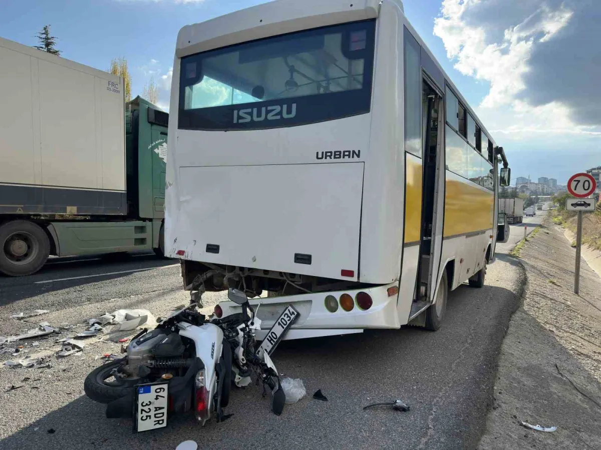 Uşak'ta motosiklet halk otobüsüne çarptı: 1 ölü, 1 ağır yaralı 5