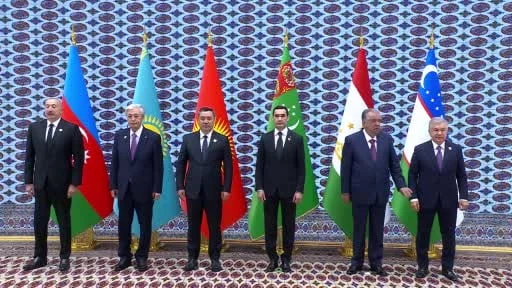 Kırgızistan Cumhurbaşkanı Sadır Caparov, Türkmenistan'ın Türkmenbaşı şehrinde düzenlenen 8. Orta...