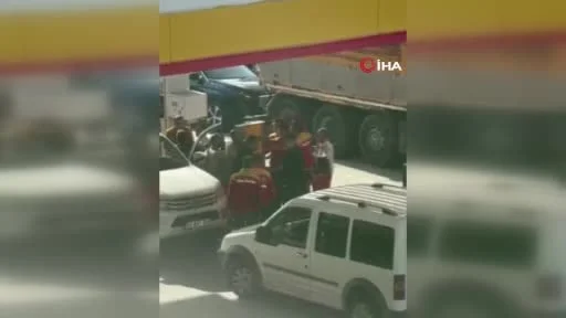 Arnavutköy’de akaryakıt istasyonunda meydan dayağı kamerada: Çalışanlar müşterilerle birbirine...