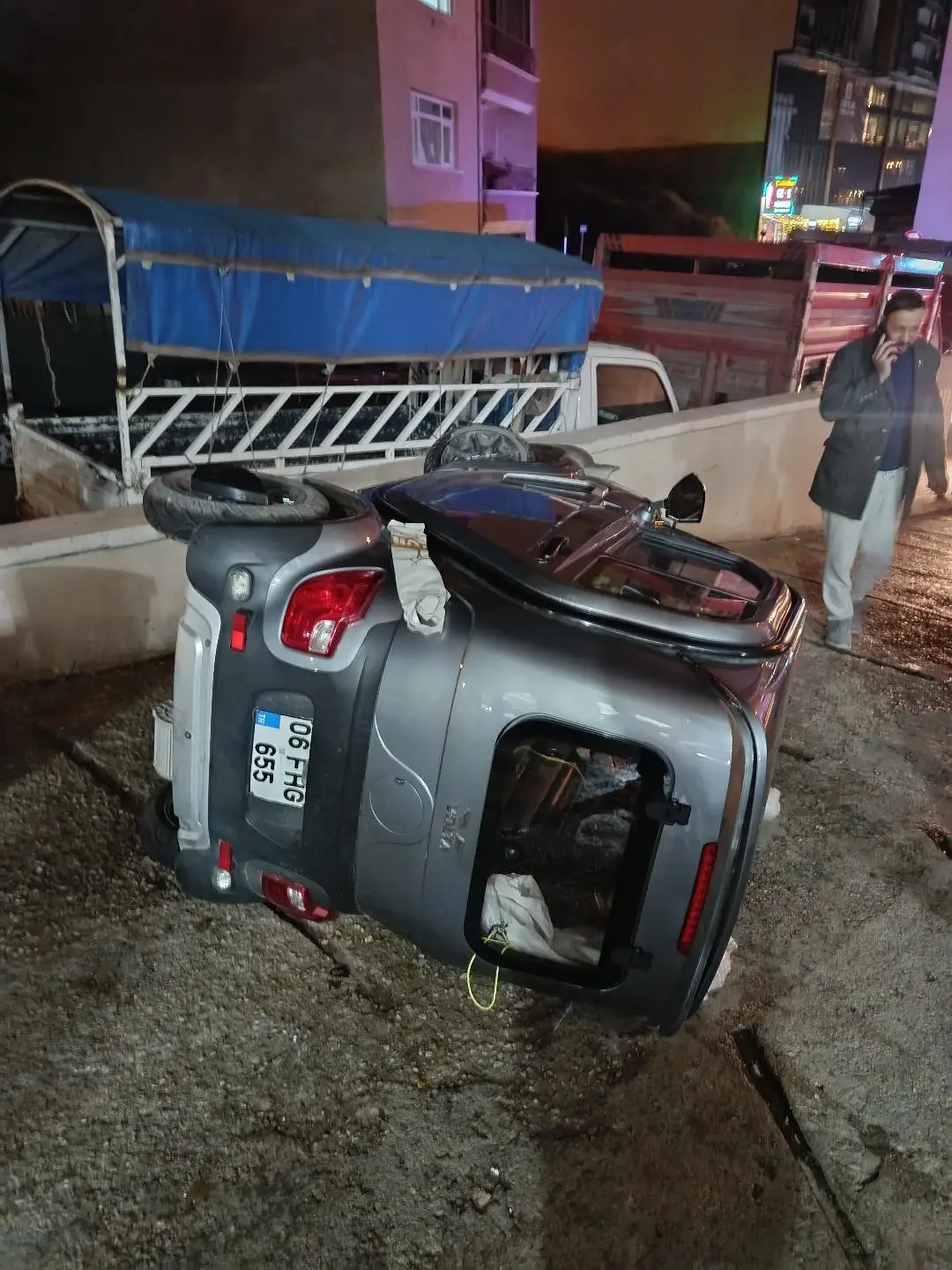 Ankara'nın Çubuk ilçesinde mini araç devrildi: 1 yaralı 3