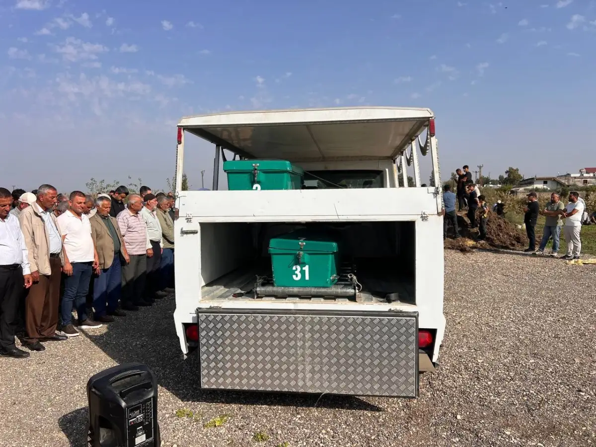 Hatay'da otomobilin çarptığı anne ve 4 yaşındaki kızı yan yana toprağa verildi 4