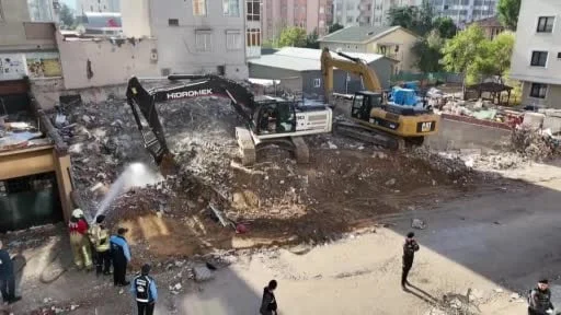 Maltepe'de çöken binada çalışmalar sürüyor