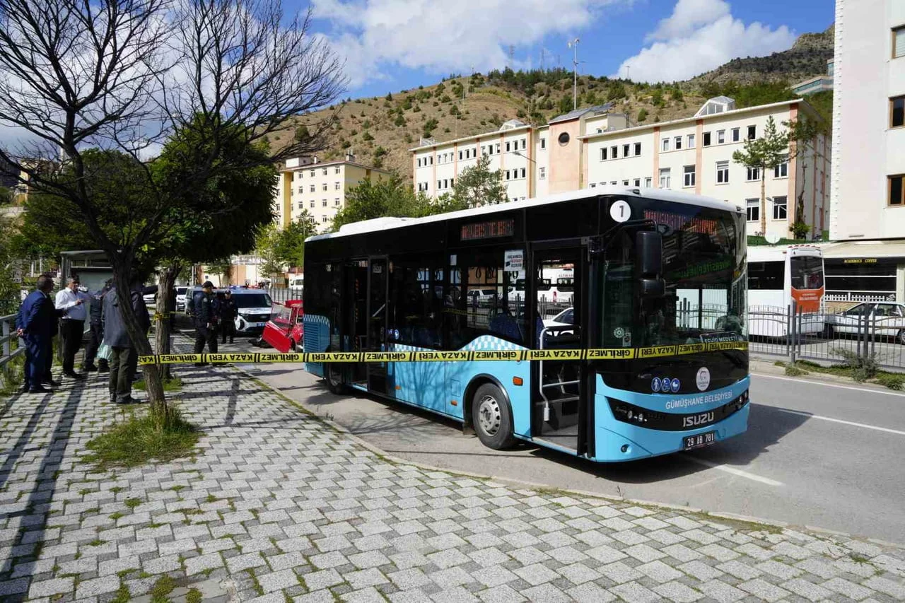 GÜMÜŞHANE'DE DURAKTA BEKLEYEN BELEDİYE OTOBÜSÜNE ÇARPAN OTOMOBİLDEKİ 2 KİŞİ YARALANDI.