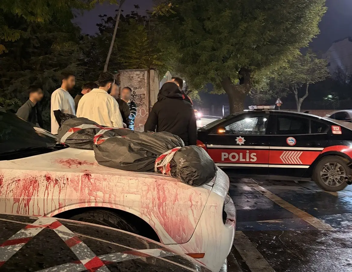 Eskişehir'de kaputunda ceset figürü bulunan araç polisi alarma geçirdi 2