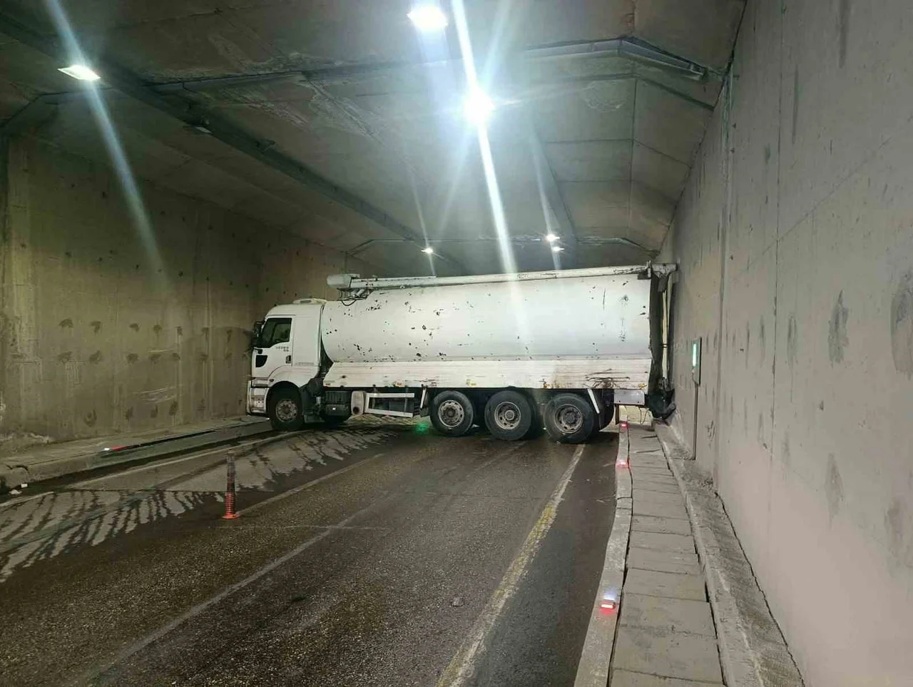 MALATYA-ADIYAMAN KARA YOLU ÜZERİNDEKİ ERKENEK TÜNELİ'NDE YAĞIŞ NEDENİYLE KAYGANLAŞAN YOLDA...