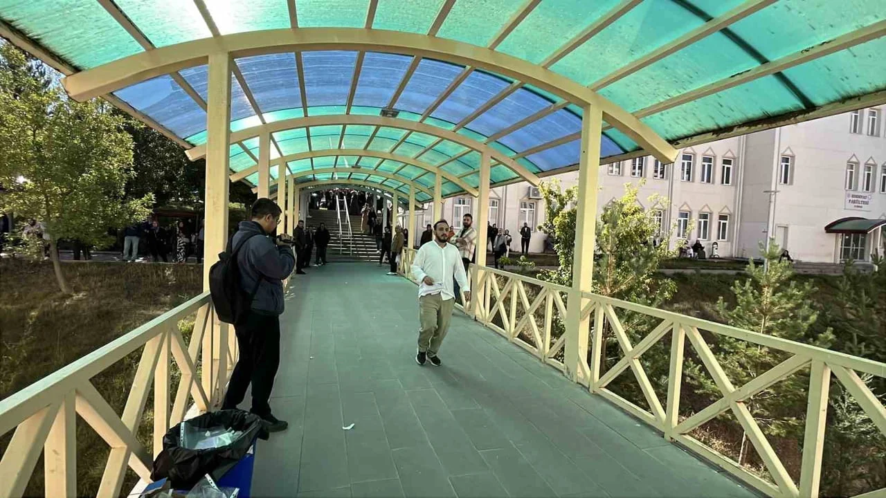 BİR GENÇ, KAPININ KAPANMASINDAN SANİYELER SONRA KOŞARAK GİRİŞ KAPISINA GELDİ ANCAK SINAVA...