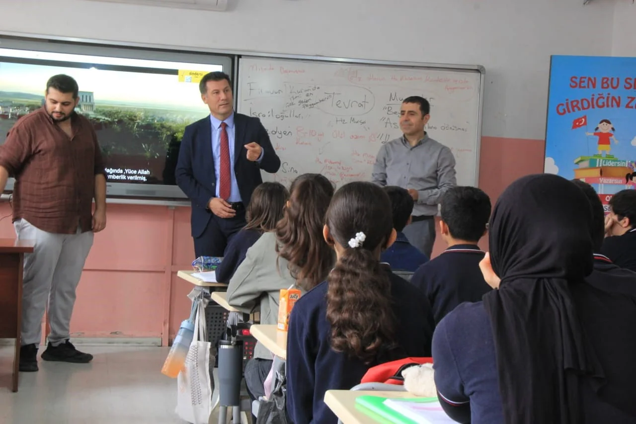CİZRE VALİ KAMİL ACUN ORTAOKULU ÖĞRENCİLERİYLE BİR ARAYA GELEN İLÇE MİLLÎ EĞİTİM MÜDÜRÜ ŞAHAN İKE...