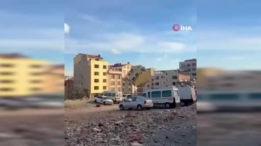 İBB’nin Bayrampaşa’daki kentsel dönüşüm kapsamında başlattığı yıkımda bir bina askıda...