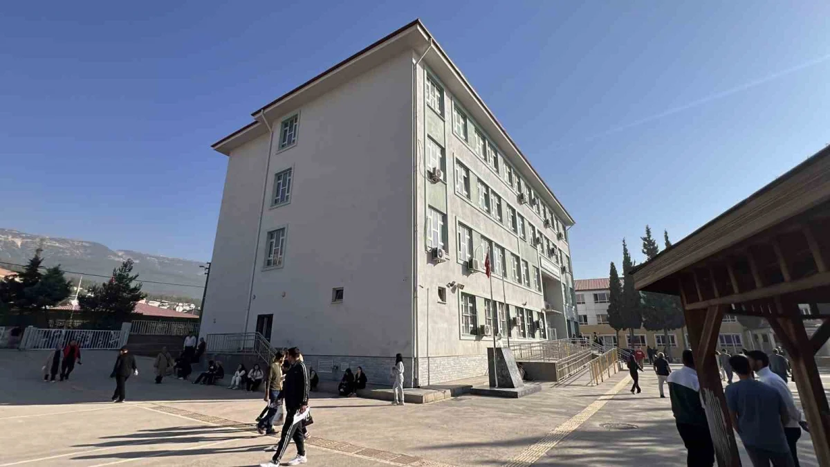 Kahramanmaraş'ta KPSS adayları kapıda kaldı: 1 dakika ile sınava giremediler 3