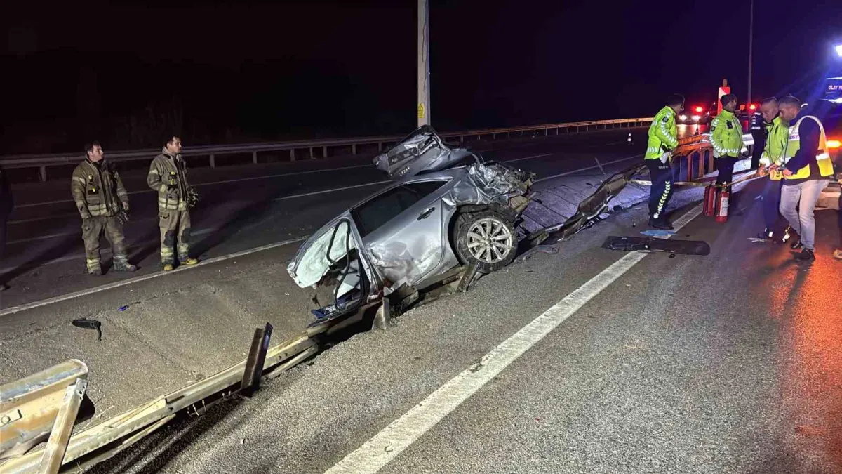 Çanakkale'de feci kaza: Paramparça olan otomobilde iki kişi hayatını kaybetti 1