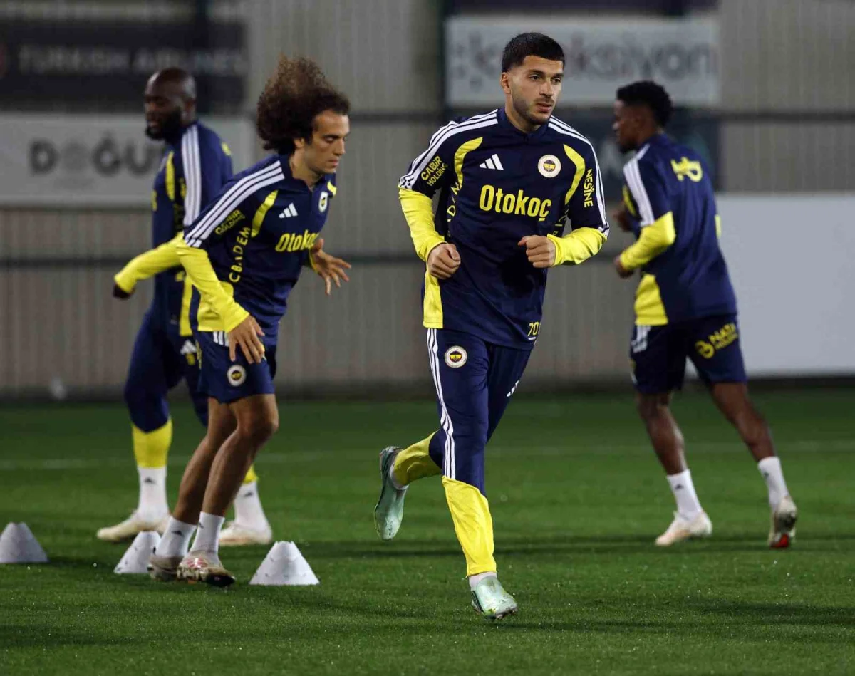 Fenerbahçe, Galatasaray derbisi hazırlıklarını tamamlayarak kampa girdi 3