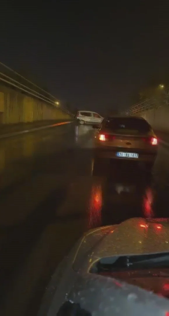 Hatay'da sağanak yağış yolları göle çevirdi 2