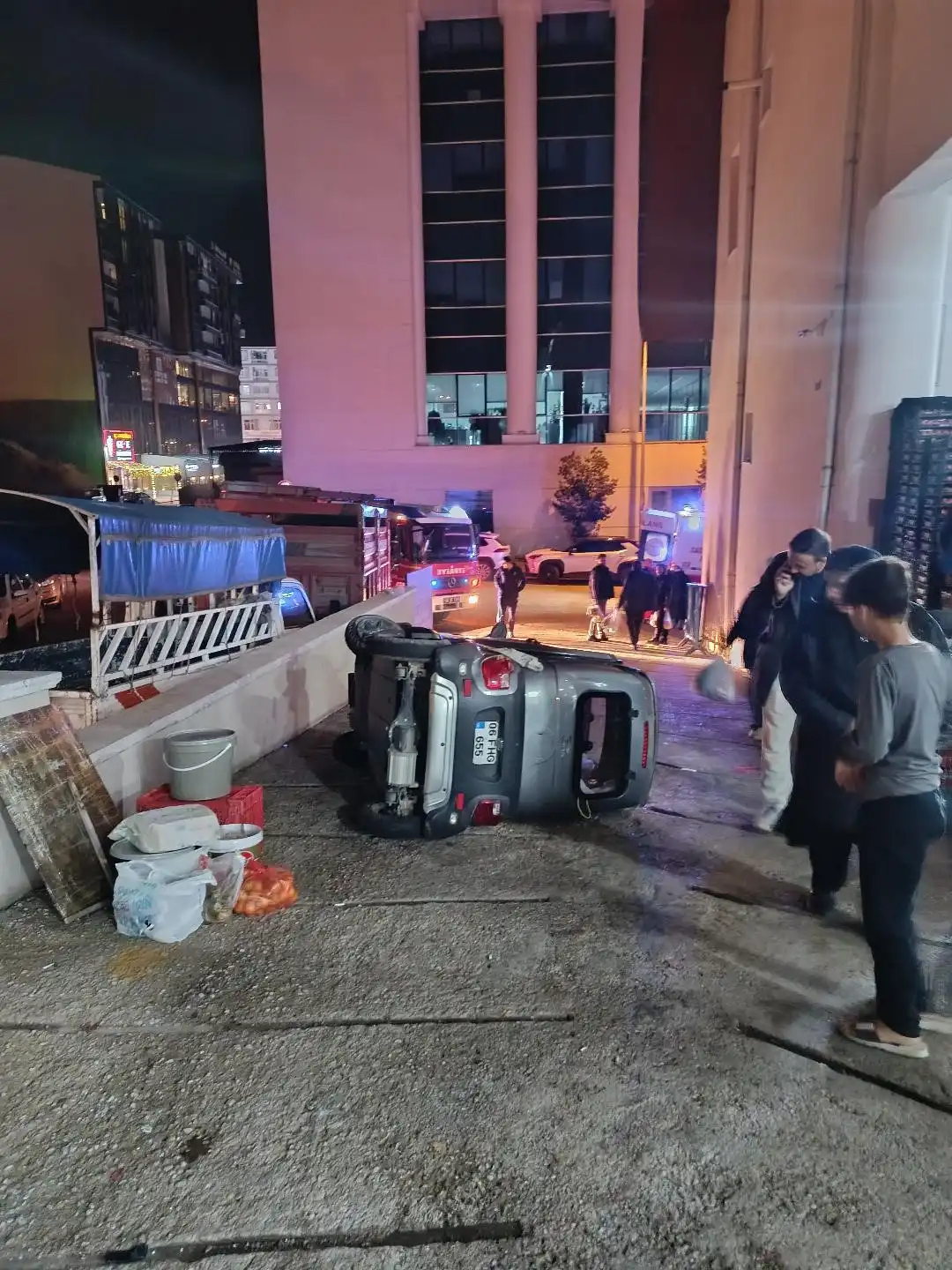 Ankara'nın Çubuk ilçesinde mini araç devrildi: 1 yaralı 2