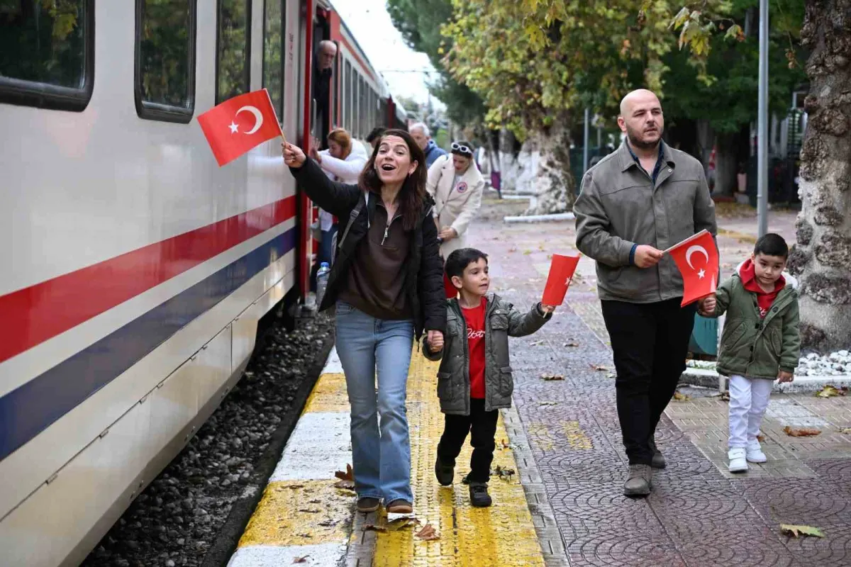 Manisa'da çocuklar cumhuriyeti tarihi gazete manşetleriyle kutladı 2