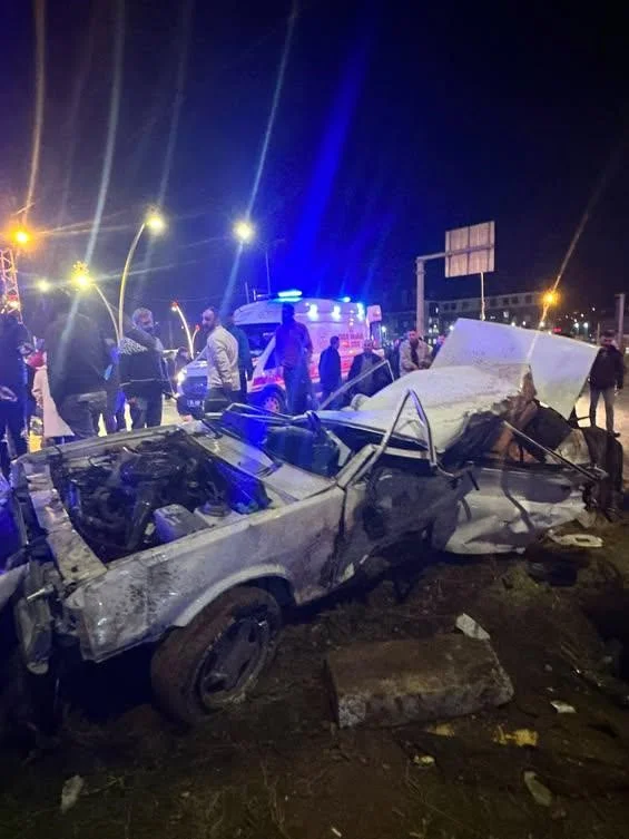 Van'ın Gevaş ilçesinde yakıt tankeri ile otomobil çarpıştı: 1 ölü, 4 yaralı 5
