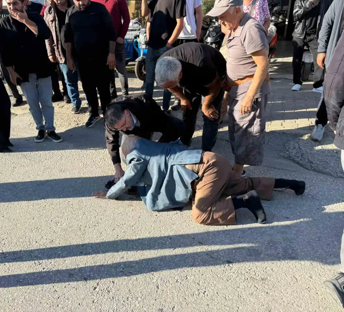 Serik'teki trafik kazasında yaralılara ilk müdahale yoldan geçen doktor belediye başkanından geldi 1