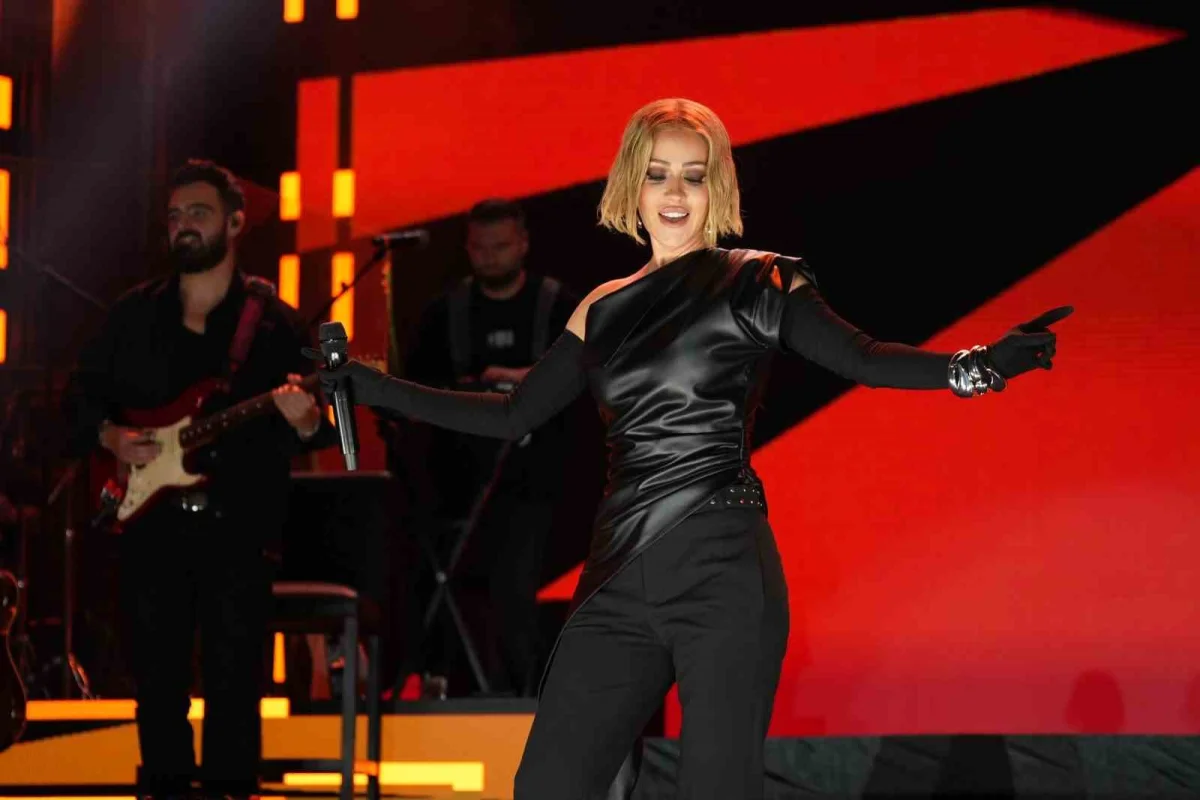 Derya Uluğ, İzmir Kültür Yolu Festivali'nde Gündoğdu Meydanı'nı dolduran binlerce müziksevere konser verdi 3