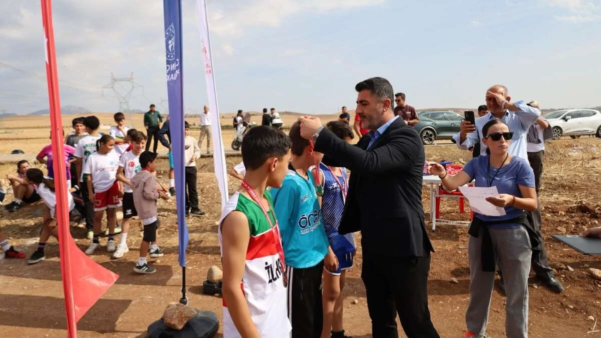 Silopi'de kros heyecanı: Genç atletler bölge şampiyonası için yarıştı 4