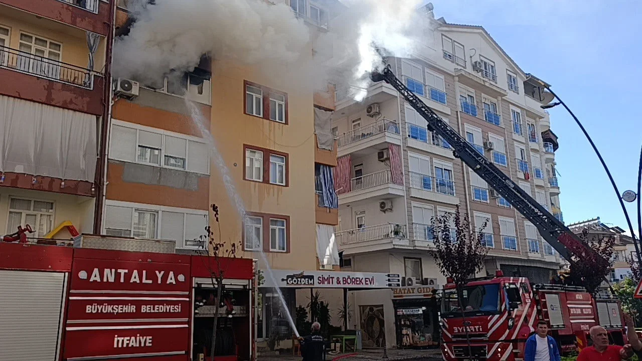 ANTALYA'NIN MANAVGAT İLÇESİNDE 5 KATLI BİNADA ÇIKAN YANGIN, KORKU DOLU ANLARIN YAŞANMASINA NEDEN...