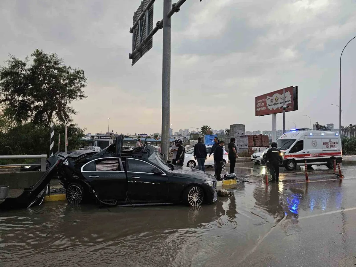 Adana'da tabela direğine çarpan otomobilin sürücüsü hayatını kaybetti 1