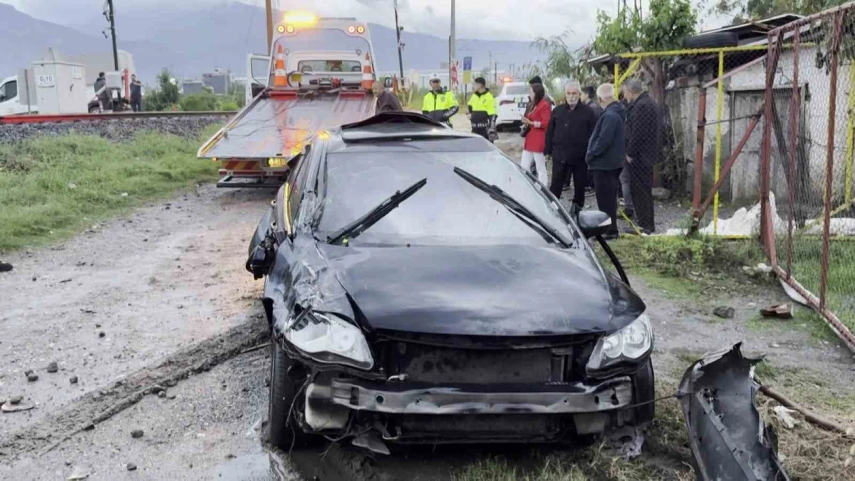Hatay'da hemzemin geçitte feci kaza: Trenin çarptığı otomobildeki anne hayatını kaybetti 2