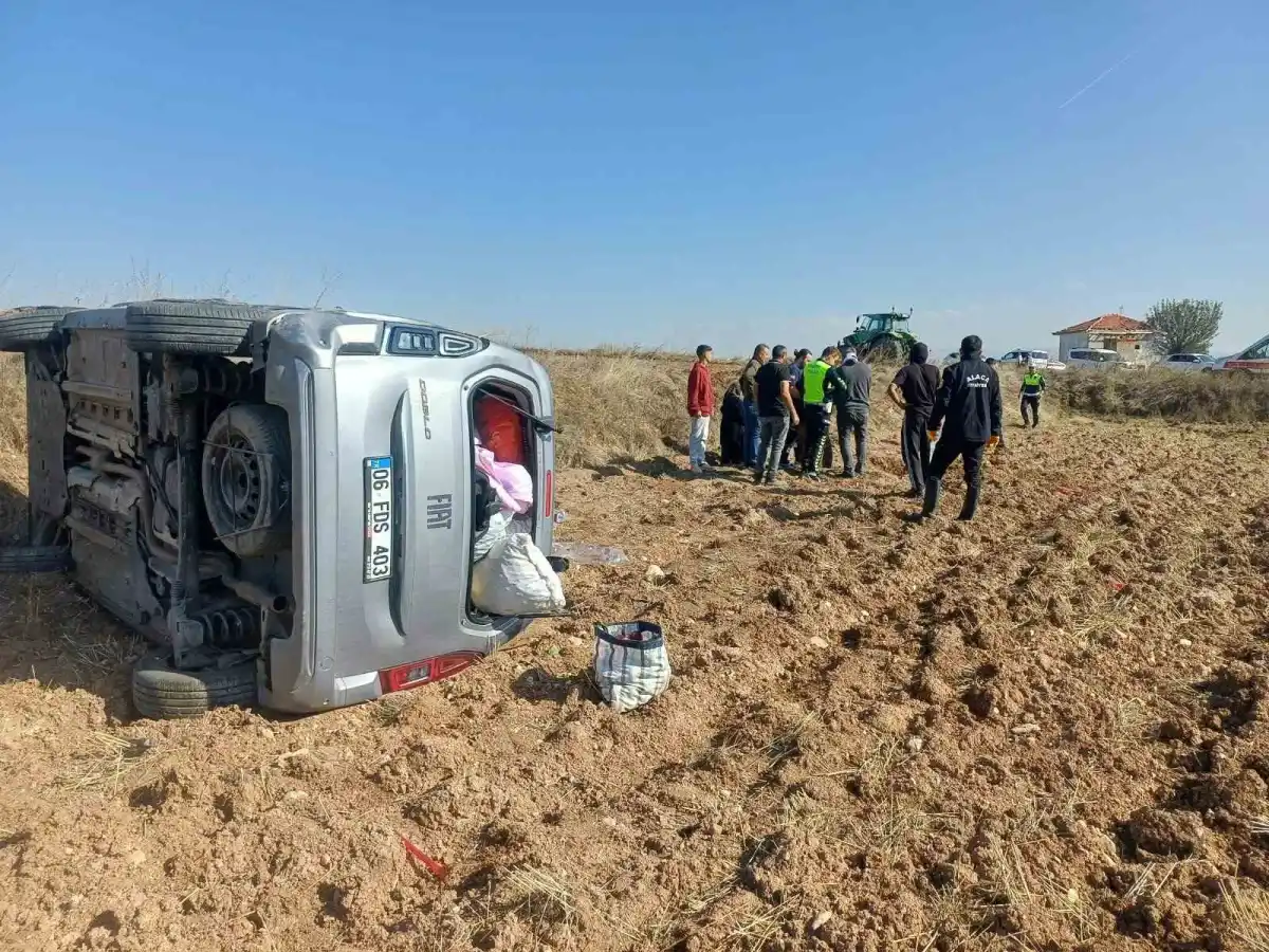 Çorum'da bariyerlere çarpan hafif ticari araç tarlaya devrildi: 2 yaralı 1