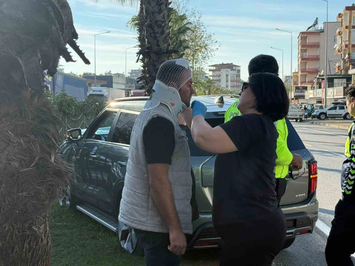 Serik'teki trafik kazasında yaralılara ilk müdahale yoldan geçen doktor belediye başkanından geldi 2