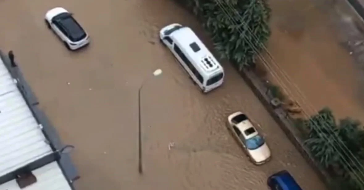 Gaziantep'te aniden bastıran sağanak yolları göle çevirdi 3