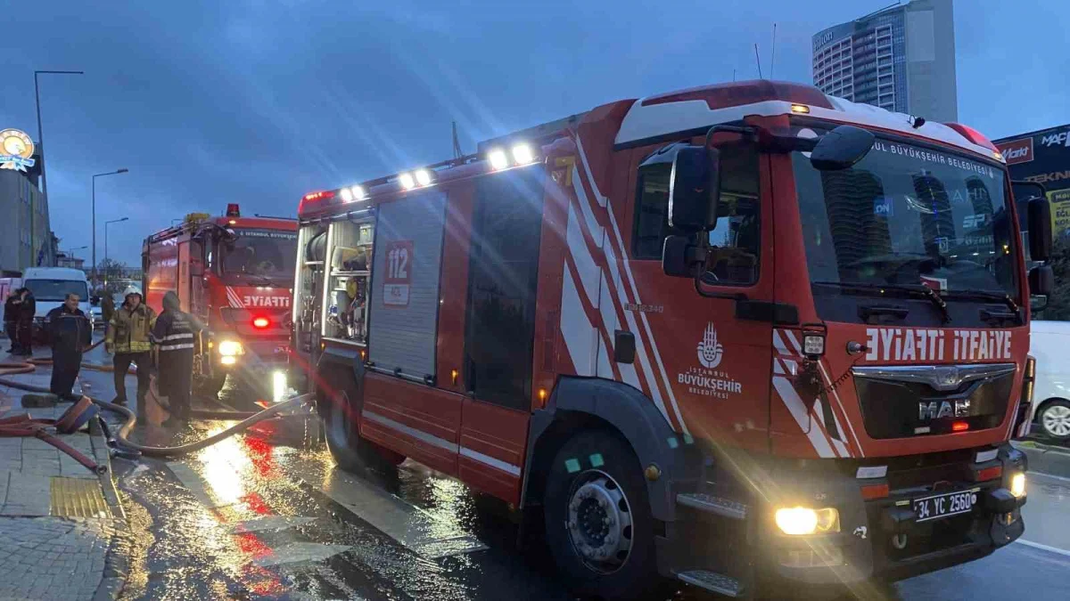 Küçükçekmece'de iki iş yerinin çatısı alev alev yandı 5