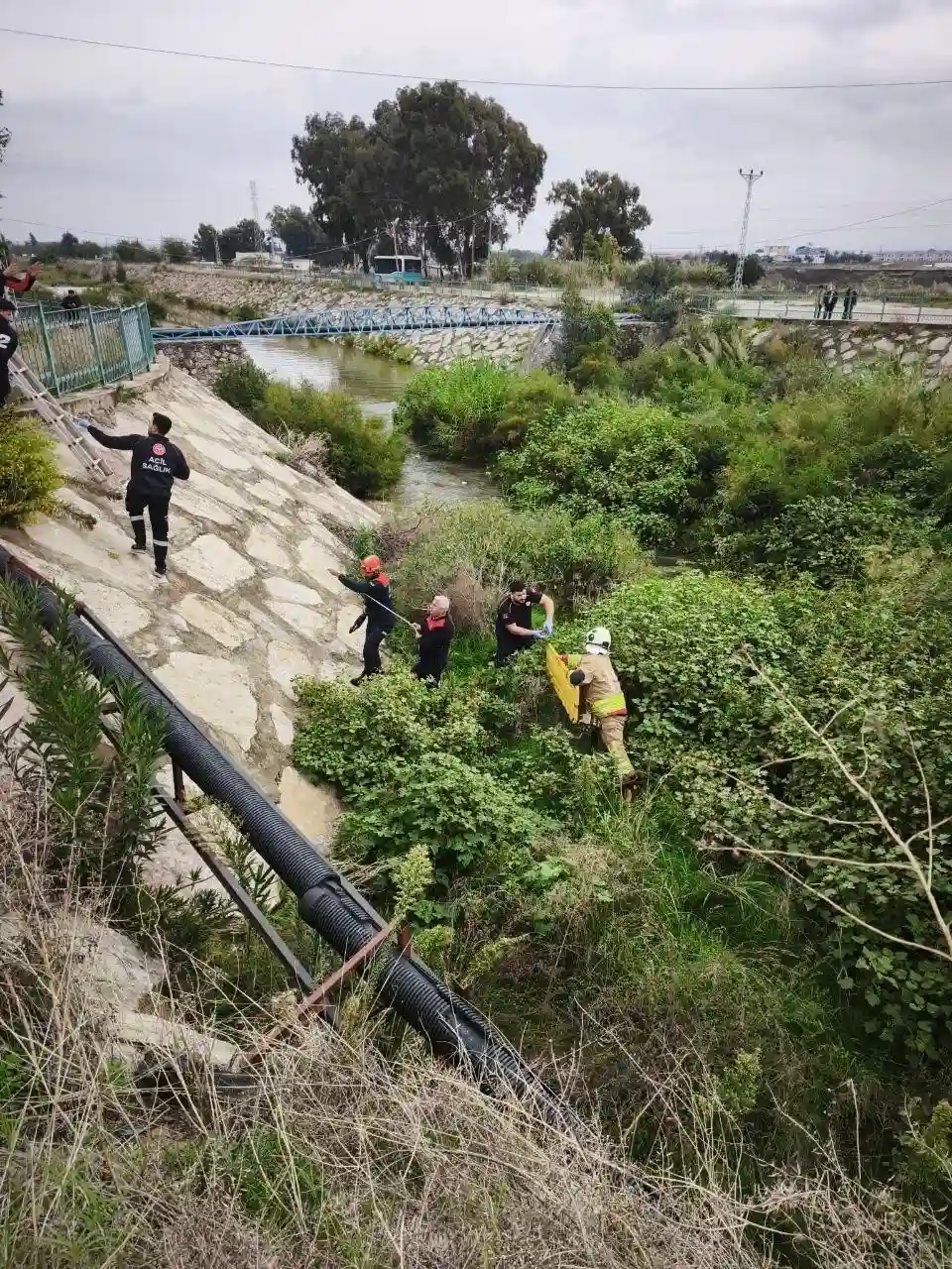 Hatay'da dereye uçan otomobil hurdaya döndü: 3 yaralı 2