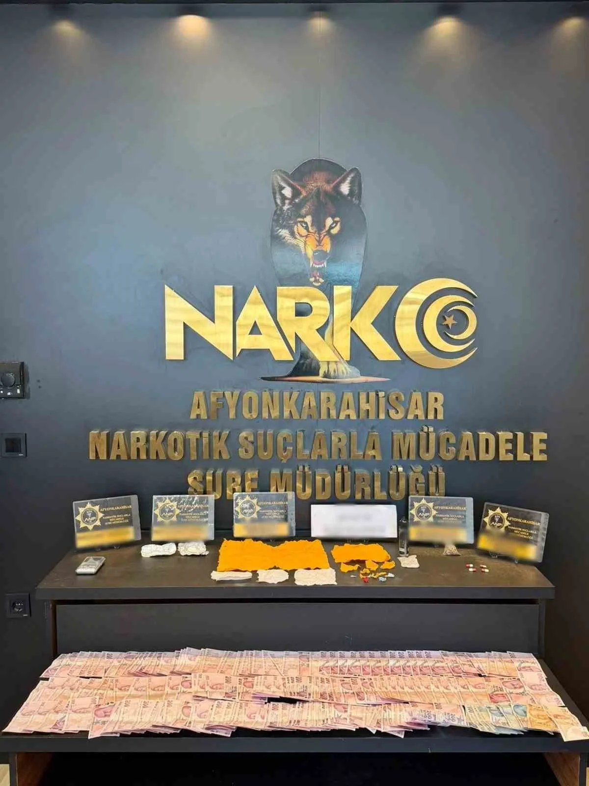 AFYONKARAHİSAR’DA POLİS TARAFINDAN TAKİBE ALINAN VE UYUŞTURUCU SATTIĞI İDDİA EDİLEN ŞAHIS...