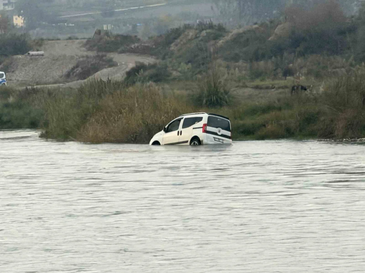 Erbaa'da balık tutmak için gittikleri Kelkit Çayı'nda otomobilleri sular altında kaldı 2