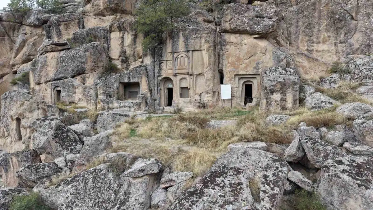 Aksaray'daki Manastır Vadisi kaya oyma mekanları ve doğal dokusuyla ziyaretçilerini ağırlıyor 4
