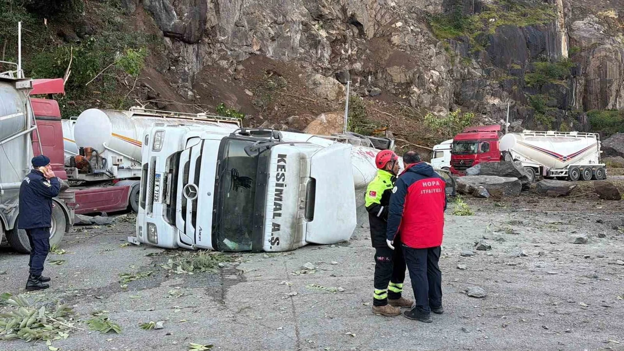 ARTVİN'İN HOPA İLÇESİNDEKİ ESENKIYI TIR PARKI'NDA YAMAÇTAN KOPAN DEV KAYA PARÇALARININ PARK...