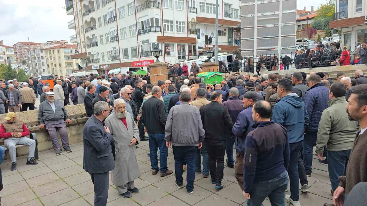 Çorum'daki kazada hayatını kaybeden anne ve iki çocuğu Yozgat'ta defnedildi 5