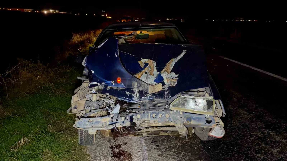 Afyonkarahisar'da otomobil patpata çarptı: 3 metreden tarlaya savrulan araçtaki 4 kişi yaralandı 3