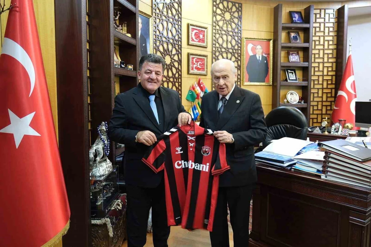 ZİYARETTE BAHÇELİ’YE ERZİNCANSPOR FORMASI VE ÇEŞİTLİ HEDİYELER TAKDİM EDİLDİ.