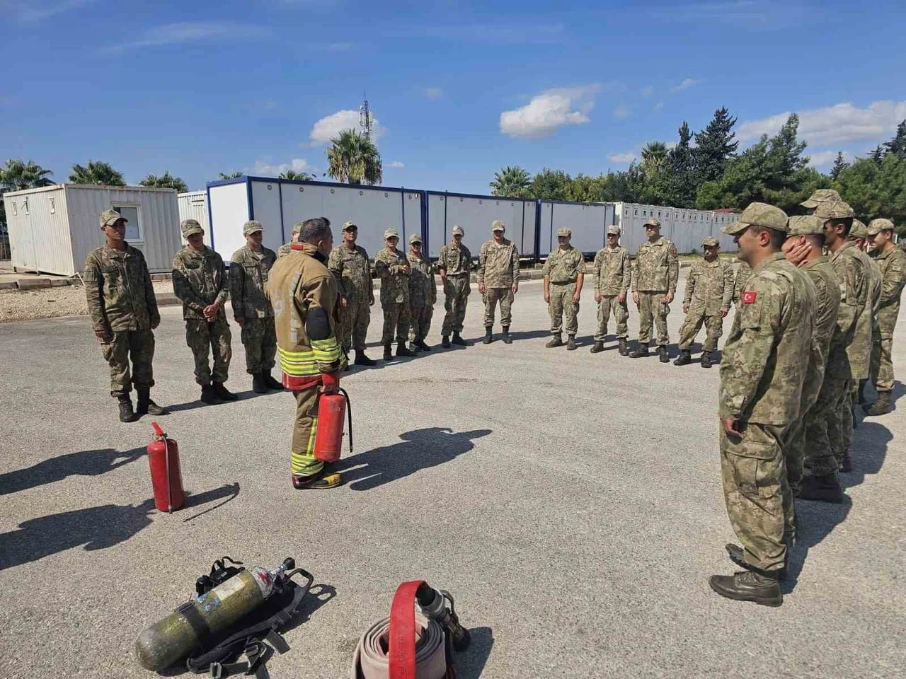 HATAY BÜYÜKŞEHİR BELEDİYESİ EKİPLERİ, REYHANLI’DA GÖREV YAPAN ASKERLERE TEMEL YANGIN EĞİTİMİ VERDİ...