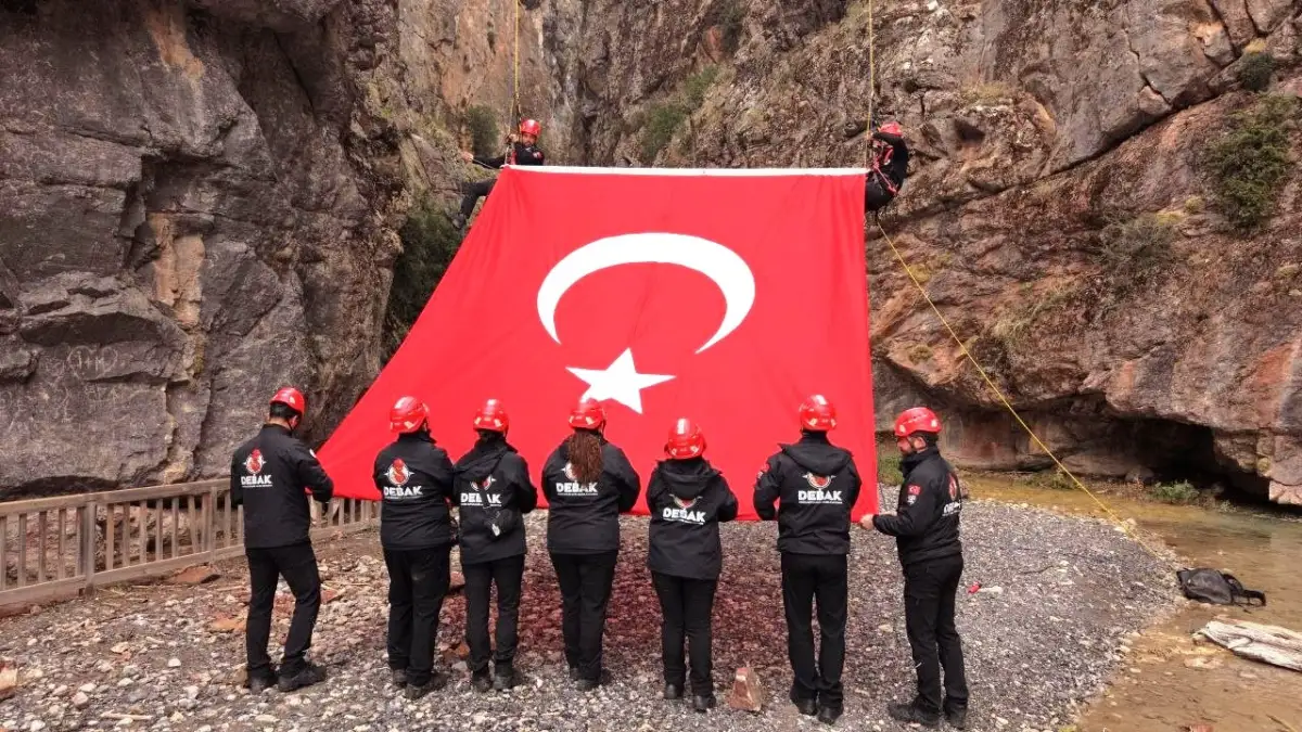 Acıpayam Kanyonu'nda 75 metre yükseklikte dev Türk bayrağı açıldı 3