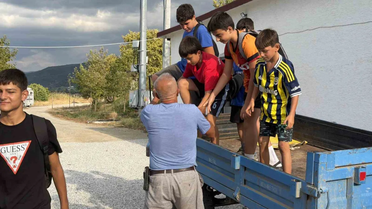 Bursa'da 71 yaşındaki eski sporcu traktörüyle topladığı çocuklara ücretsiz antrenman yaptırıyor 3
