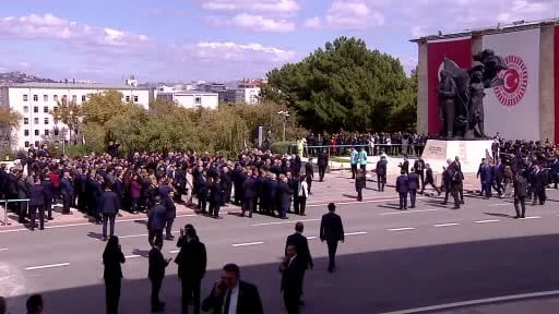 TBMM Başkanı Kurtulmuş, Atatürk Anıtı’na çelenk bıraktı