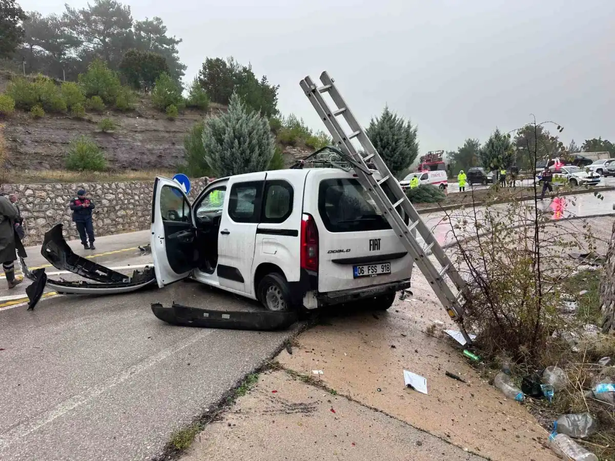 Çanakkale'de yağışlı havada kontrolden çıkan hafif ticari araç takla attı: 1 yaralı 5