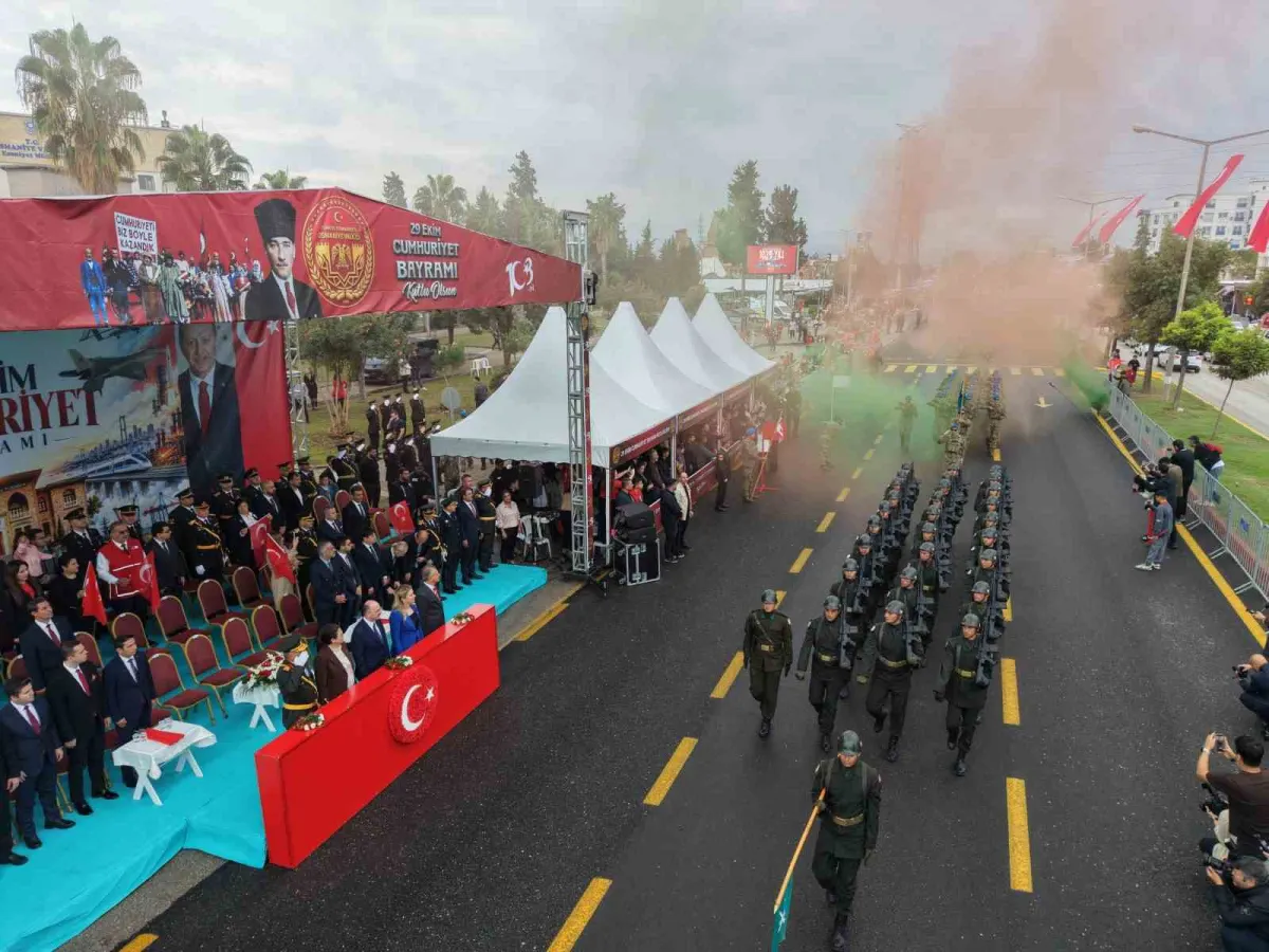 Osmaniye'de Cumhuriyet Bayramı'nın 103'üncü yılı kutlamalarında özel harekât gösterisi 4