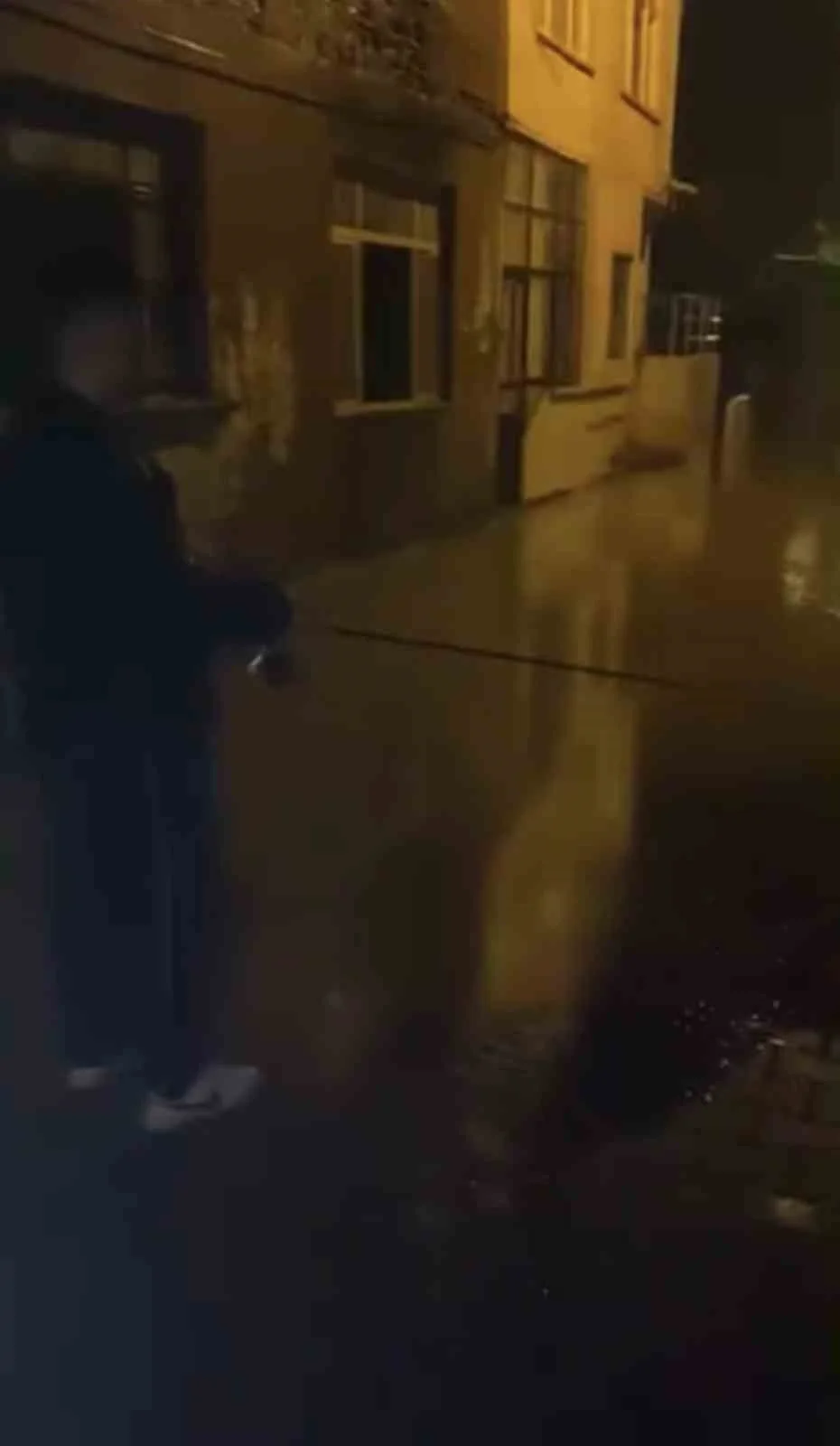 Biga'da sağanak yağış sonrası sokaklar göle döndü 1