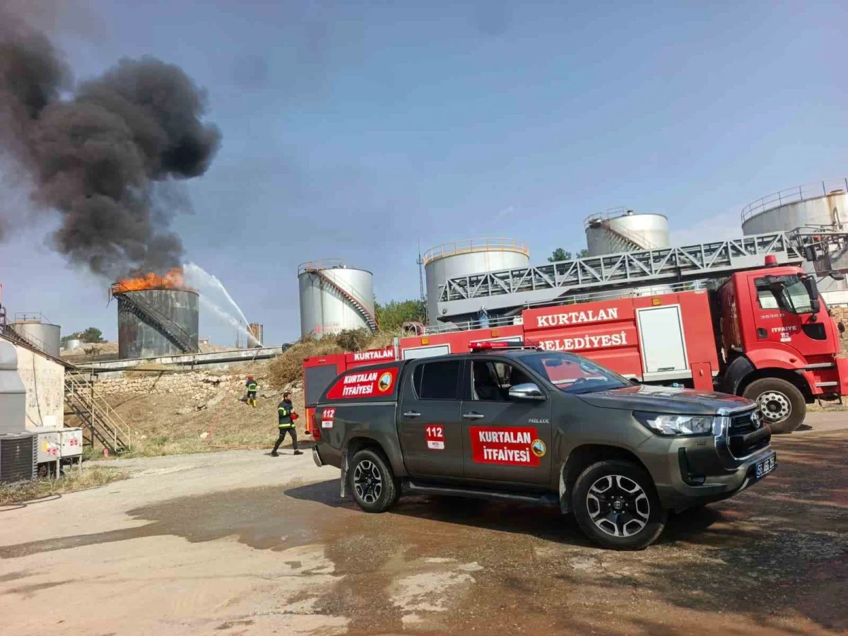 Siirt'te petrol sahasında yangın: Söndürme çalışmalarına TOMA da katıldı 2