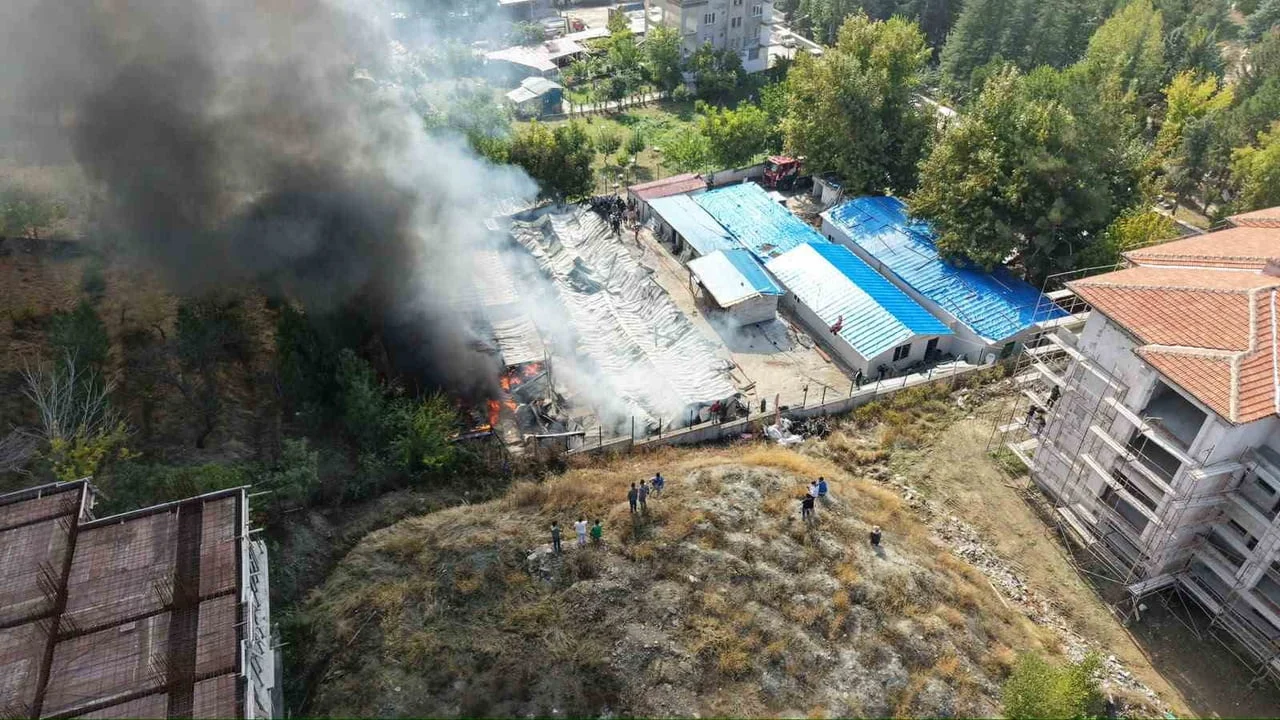 MALATYA’NIN YEŞİLYURT İLÇESİNDE ŞANTİYE ALANINDA İŞÇİLERİN KALDIĞI KONTEYNERLERDE ÇIKAN YANGINDA...