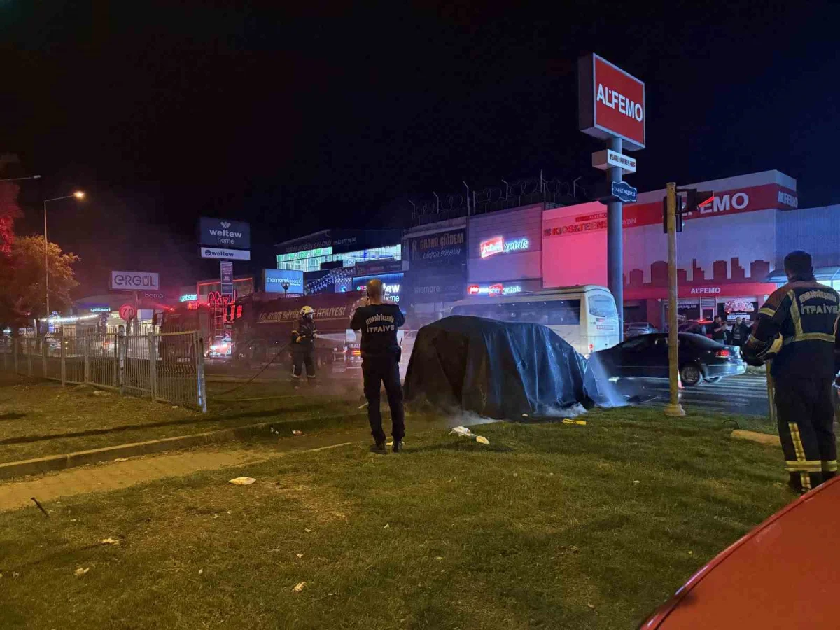 Aydın'da tırla çarpışan elektrikli otomobil küle döndü: Alevler 3 saatte söndürüldü 3